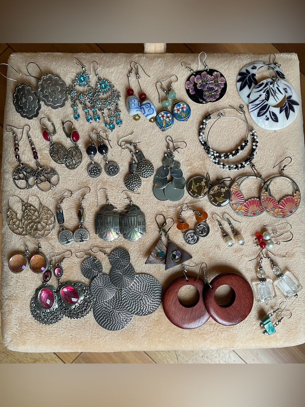 Vintage drop Earrings -fashion Jewelry, lots of 27 pair in a cute thin box.🥰